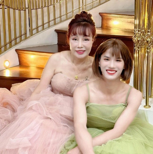 Nhan sắc của U70 chẳng mấy cách biệt với mẫu trẻ.