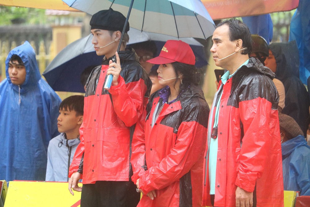 NSND Thanh Lam, MC Quyền Linh, Ali Hoàng Dương xúc động trước những cảnh đời khó khăn.