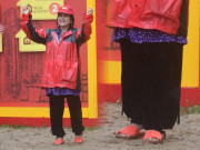 Giải trí - Hình ảnh "có một không hai" của NSND Thanh Lam: Chẳng còn diêm dúa lộng lẫy, mang dép tổ ong, lội bùn sình