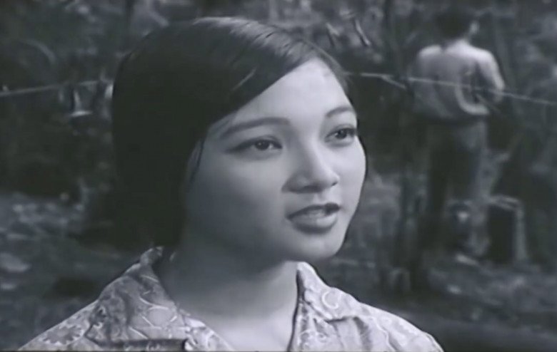 Lê Khanh đóng vai nữ chính tên Tuất trong phim Từ một cánh rừng của đạo diễn Đức Hoà. Gương mặt trong sáng, đẹp tựa trăng rằm cùng tài năng kịch nghệ và điện ảnh của cô đã gây được nhiều thiện cảm với công chúng.
