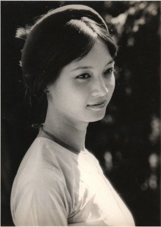 Nhan sắc của Lê Khanh khi đóng vai Huệ trong phim Ngôi nhà không chủ năm 1993, lúc này cô 30 tuổi.