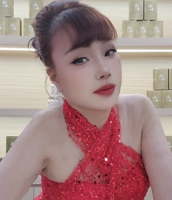 Hình ảnh mới nhất của cô dâu Thu Sao: Bất ngờ lấn sân làm mẫu ảnh, nhan sắc ở tuổi U70 khiến dân tình ngỡ ngàng - 5