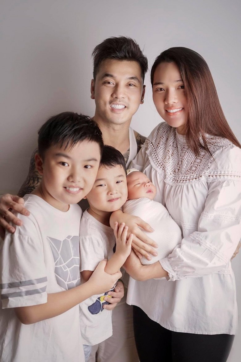 Gia đình nhỏ hạnh phúc to của ca sĩ Ưng Hoàng Phúc.