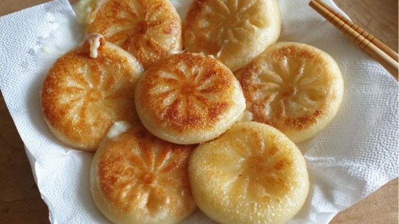 img srchttps://cdn.eva.vn/upload/1-2024/images/2024-03-22/trend-gi-thi-trend-pho-mai-van-luon-la-chan-ai-x-1711097079-440-width780height439.jpeg width660 /