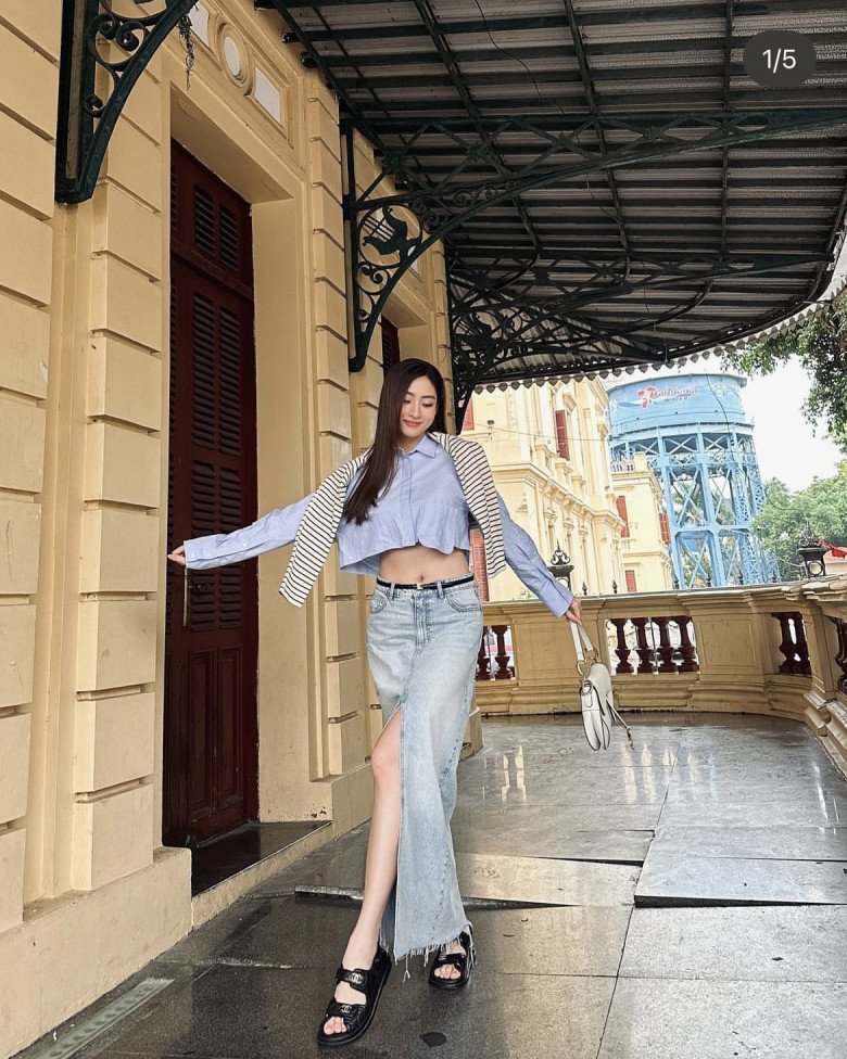 Với những cô nàng cá tính và quyến rũ thì hãy thử kết hợp với một chiếc váy jean dài xẻ đùi, vừa hiện đại và nhiều năng lượng như hoa hậu Lương Thùy Linh.