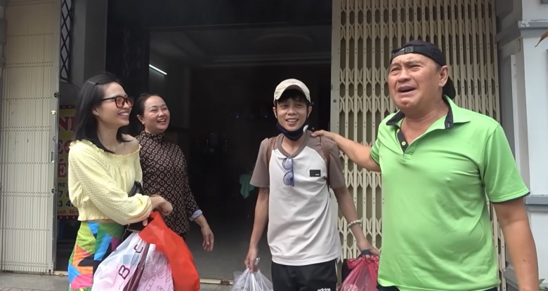 Nghệ sĩ Duy Phương và vợ 3 vui vẻ tiếp đón chồng tương lai của Lê Lộc. Tuấn Dũng được xem như người thân trong nhà của Duy Phương nhưng vẫn gọi bố vợ tương lai bằng chú.