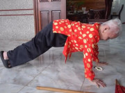 Tin tức - Cụ bà "độc nhất vô nhị" tại Việt Nam: 102 tuổi tập thể dục 3 tiếng/ngày, hít đất đều đặn, đọc vanh vách tên con cháu