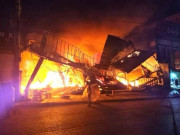 Tin tức - Lửa cháy đỏ rực bao trùm nhà sách lớn ở Bình Phước