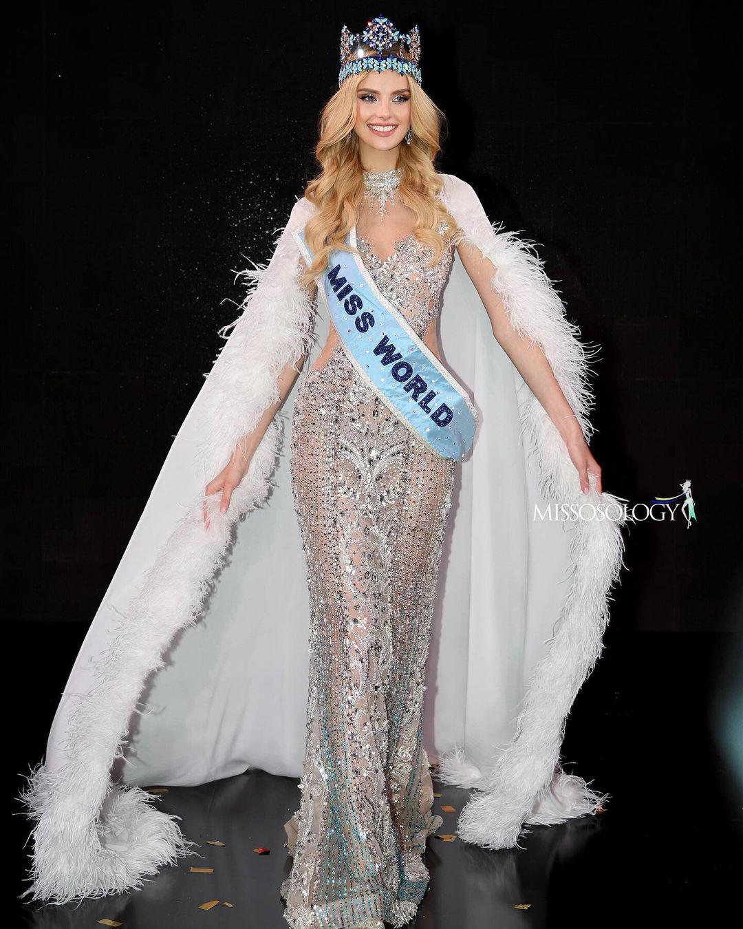 Miss world 2023 Krystyna Pyszková của Cộng hòa Crezh cũng mê mẩn kiểu váy đuôi cá vừa tôn dáng lại thoải mái này.