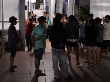 Nhiều người xếp hàng hiến máu cứu sản phụ