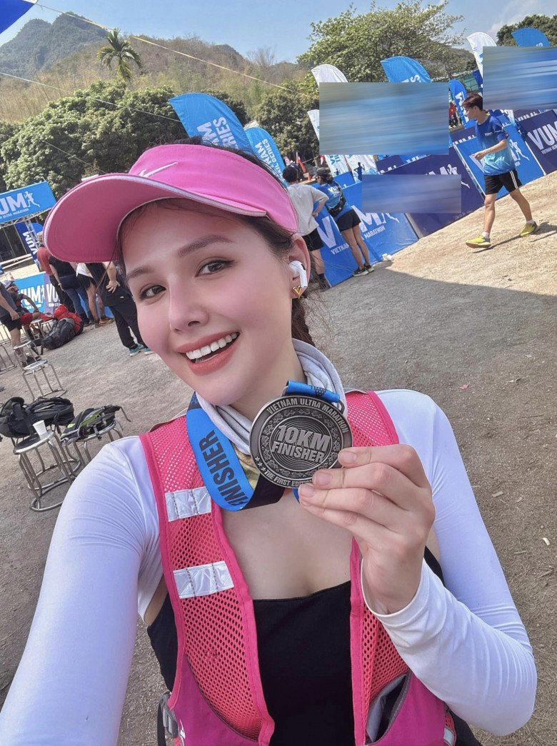 Phanh Lee khoe nhan sắc nét như lên bìa tạp chí dù đang khá mệt khi vừa về đích. Người đẹp rất tự hào với chiếc huy chương mình đạt được ở trên cổ.
