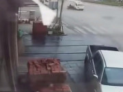 Tin tức - Clip: Phóng xe máy như bay tông ngang xe tải, tài xế ngã gục