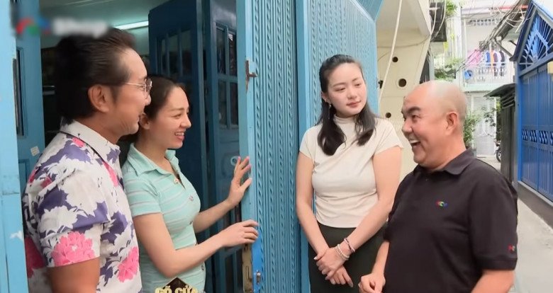 Xuất hiện trong chương trình Gõ cửa thăm nhà, nhạc sĩ Thái Hùng và vợ kém 26 tuổi bước ra từ một căn nhà có cổng màu xanh, không hoành tráng nhưng khá khang trang.