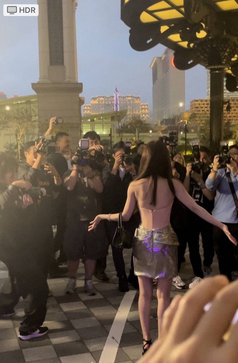 Hình ảnh chụp hậu trường cho thấy vóc dáng nhỏ nhắn, vòng eo siêu bé của Triệu Lộ Tư.