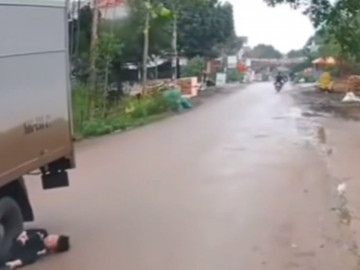 Video: Thót tim cảnh bé trai bất ngờ lao ra giữa đường đúng lúc xe tải đi tới