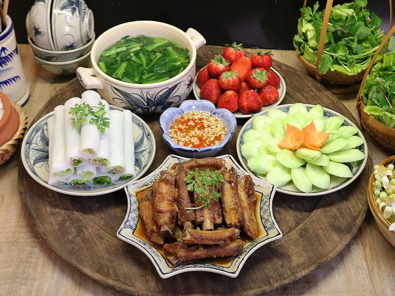 Mâm cơm này của chị Thu Hương gồm các món: - Sườn xào chua ngọt - Phở cuốn - Canh rau cải - Dưa chuột nếp - Dâu tây.
