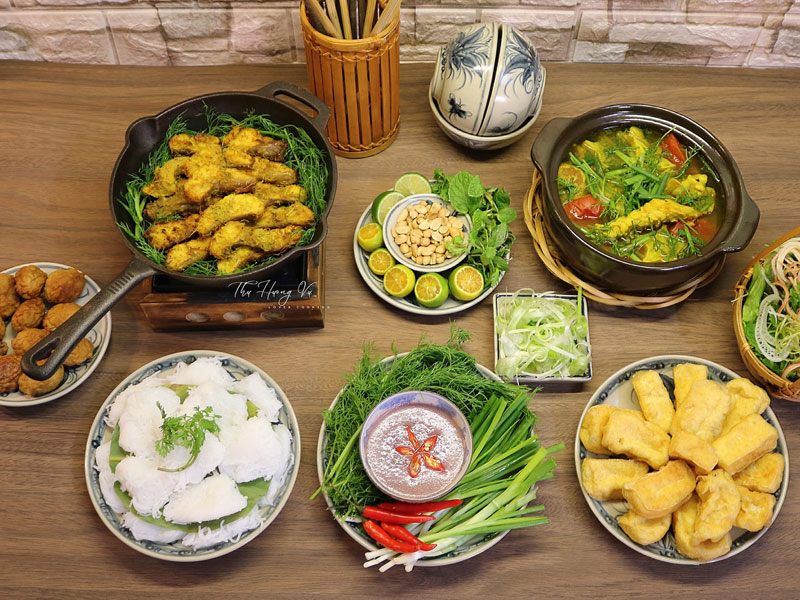 Bữa ăn này hấp dẫn được chị Thu Hương đổi gió bằng chả cá Lã Vọng.
