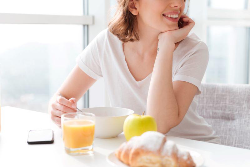 Dù bận rộn cũng nên ăn đủ chất cho bữa sáng. Bạn có thể chọn một quả trứng giàu protein, uống sữa bổ sung canxi, dùng cháo ngũ cốc hay bánh mì nguyên hạt cung cấp tinh bột cùng với rau quả đủ vitamin và chất xơ.  
