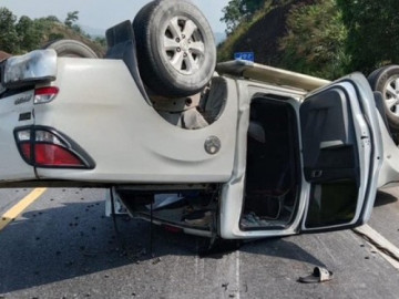 Ô tô bán tải lật trên cao tốc La Sơn - Tuý Loan, 2 người bị thương