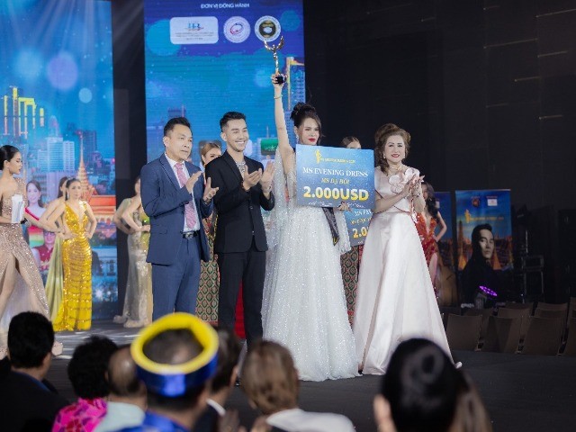 Doanh nhân Phan Thị Nhật Lệ đăng quang Hoa hậu Nhân Ái
