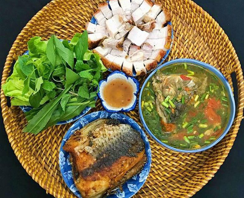 Bữa ăn này gồm: ba chỉ heo quay, canh chua cá, cá rán. (Ảnh: Tô Hưng Giang).
