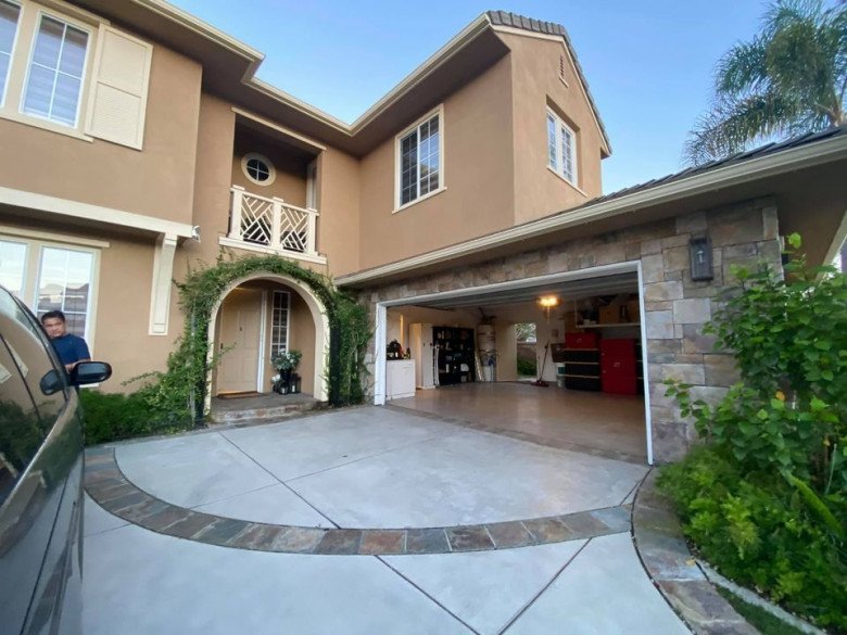 Đàm Vĩnh Hưng có căn nhà giá triệu đô nằm ở Huntington Beach, California, Mỹ. Cơ ngơi của anh được thiết kế theo phong cách hoài cổ, sang trọng.