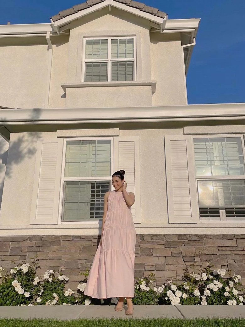 Hoa hậu Hoàn vũ Việt Nam 2015 sống trong một căn biệt thự tại Mỹ với gam màu trắng chủ đạo, được thiết kế theo lối hiện đại và tối giản. 