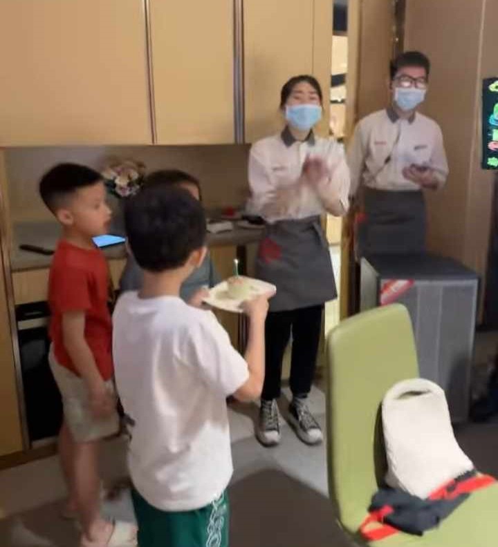 Con trai Ly Kute sinh nhật 8 tuổi giản dị nhưng đầy hạnh phúc vì có cả bố cả mẹ bên cạnh - 2