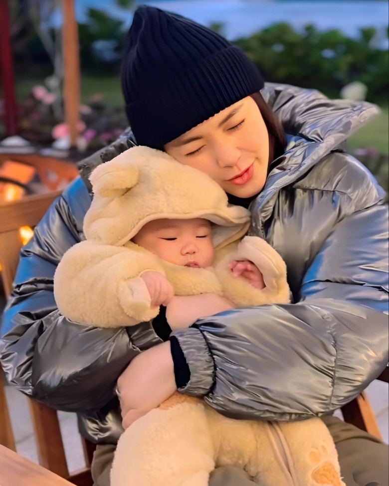 Con trai Minh Hằng đi du lịch từ khi mới 3 tháng tuổi.