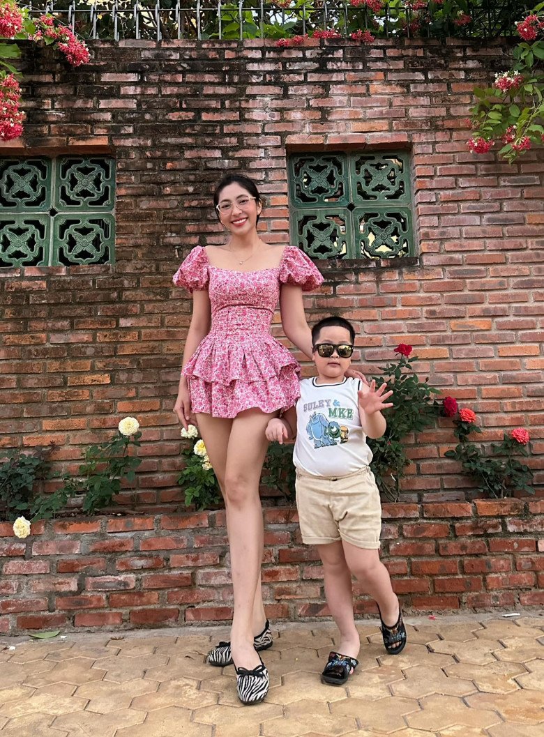 Đặng Thu Thảo dành thời gian ở bên 2 con những khi rảnh rỗi.