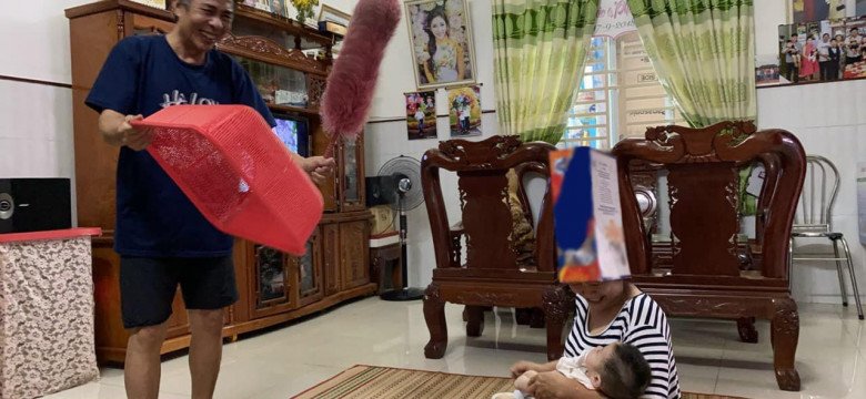 Bố mẹ ruột chăm sóc cặp song sinh để Đặng Thu Thảo yên tâm đi làm kiếm tiền sau khi ly hôn chồng.