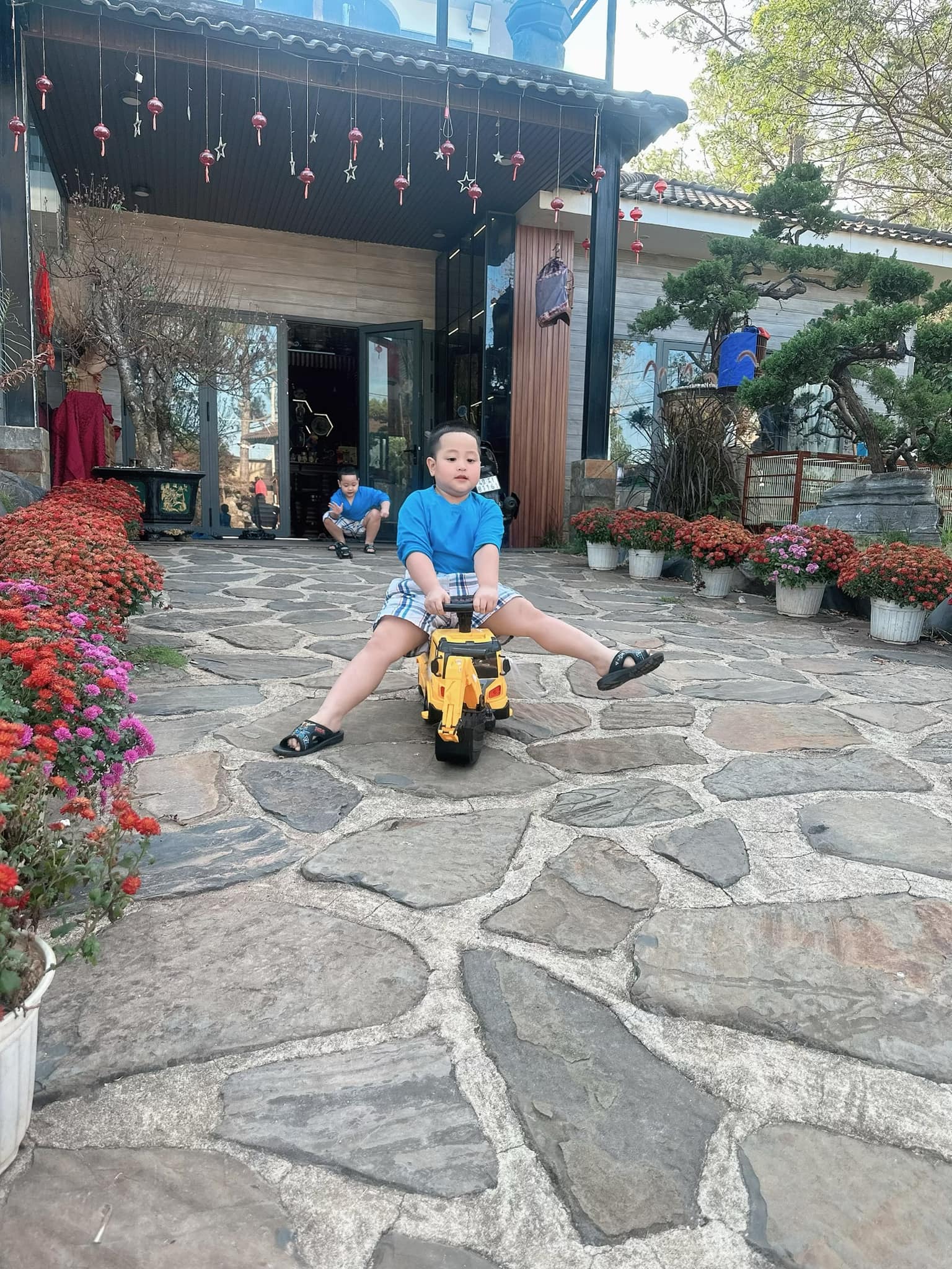 2 cậu con trai ngày càng khôn lớn và hiểu chuyện của Hoa hậu Đặng Thu Thảo.