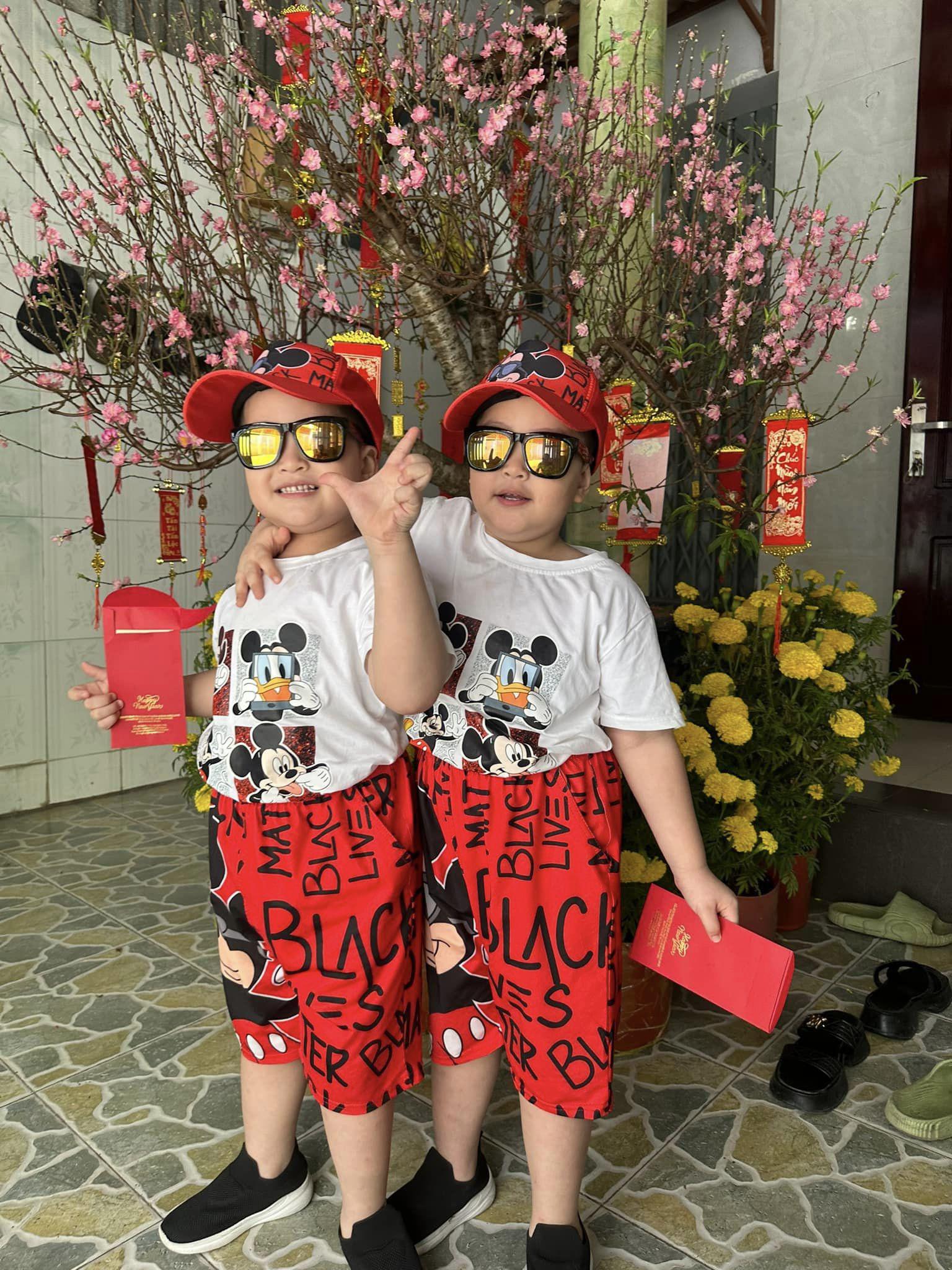 2 cậu nhóc sinh đôi mũm mĩm, ngày càng bụ bẫm nhờ bàn tay chăm sóc của ông bà ngoại.