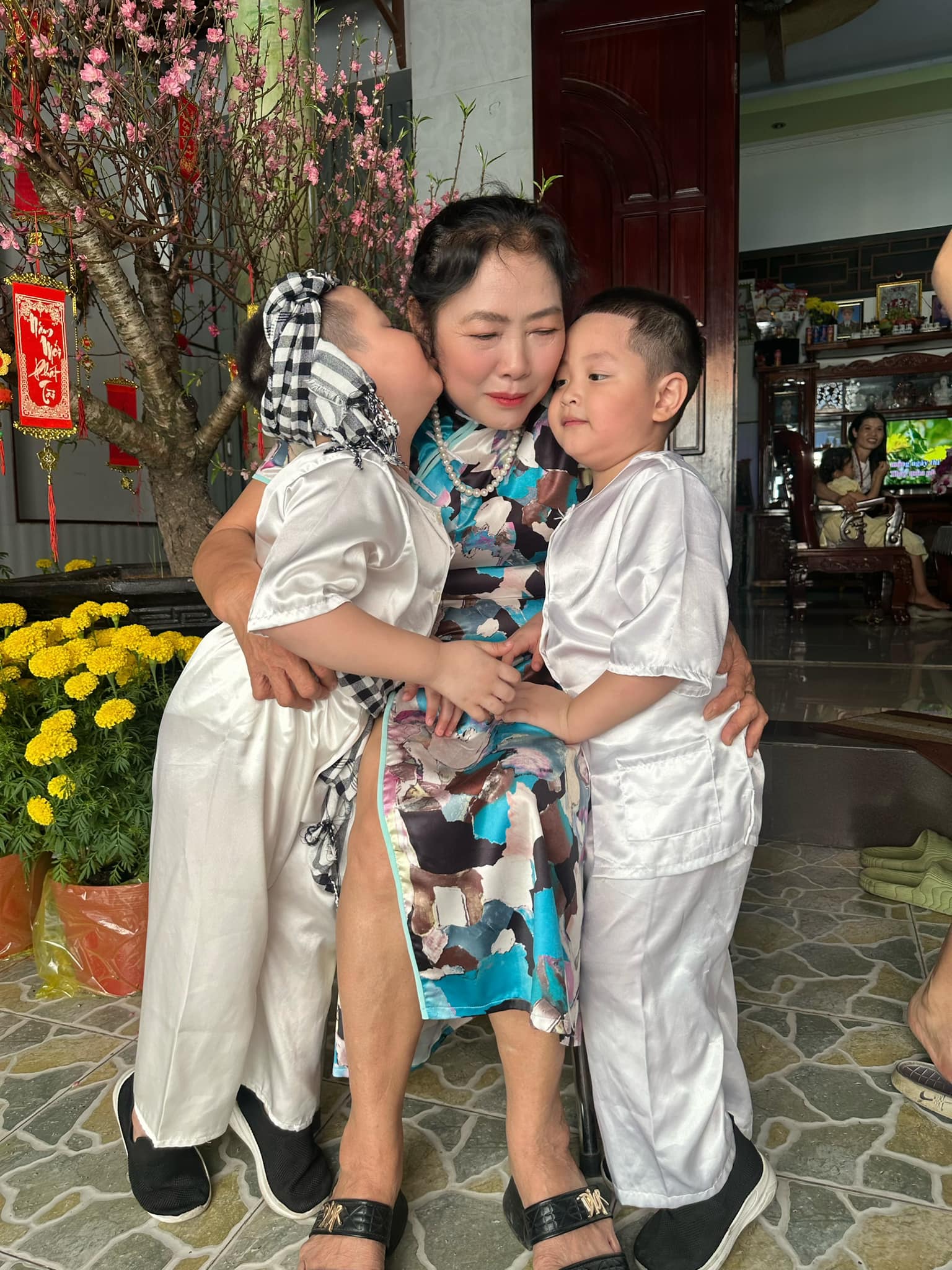 Đặng Thu Thảo cảm thấy có lỗi khi để ba mẹ đã lớn tuổi vẫn phải lo cho các cháu.