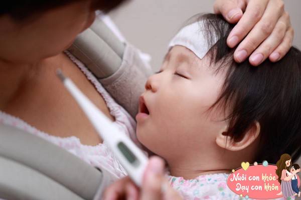 Khi trẻ ốm, mẹ nên chú ý điều chỉnh chế độ ăn uống phù hợp, nhằm giúp con nhanh chóng hồi phục.