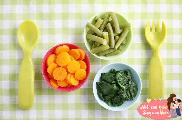 Mẹ nên cho trẻ ăn nhiều bữa nhỏ, kiểm soát mỗi bữa ăn ở một lượng nhất định.