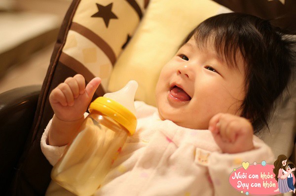 Bố mẹ phải luôn chú ý đến uống nước, để tránh tình trạng cơ thể trẻ mất nước.