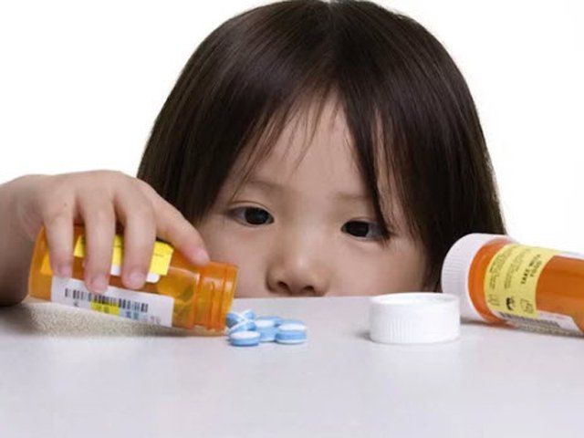 Theo các bác sĩ, thói quen tự ý sử dụng thuốc của cha mẹ rất dễ gây hại trẻ. Ảnh minh họa.