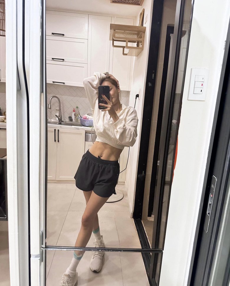 Nhã Phương từng khoe vóc dáng gọn gàng, vòng hai nổi rõ múi bụng sau hai tuần sinh con.