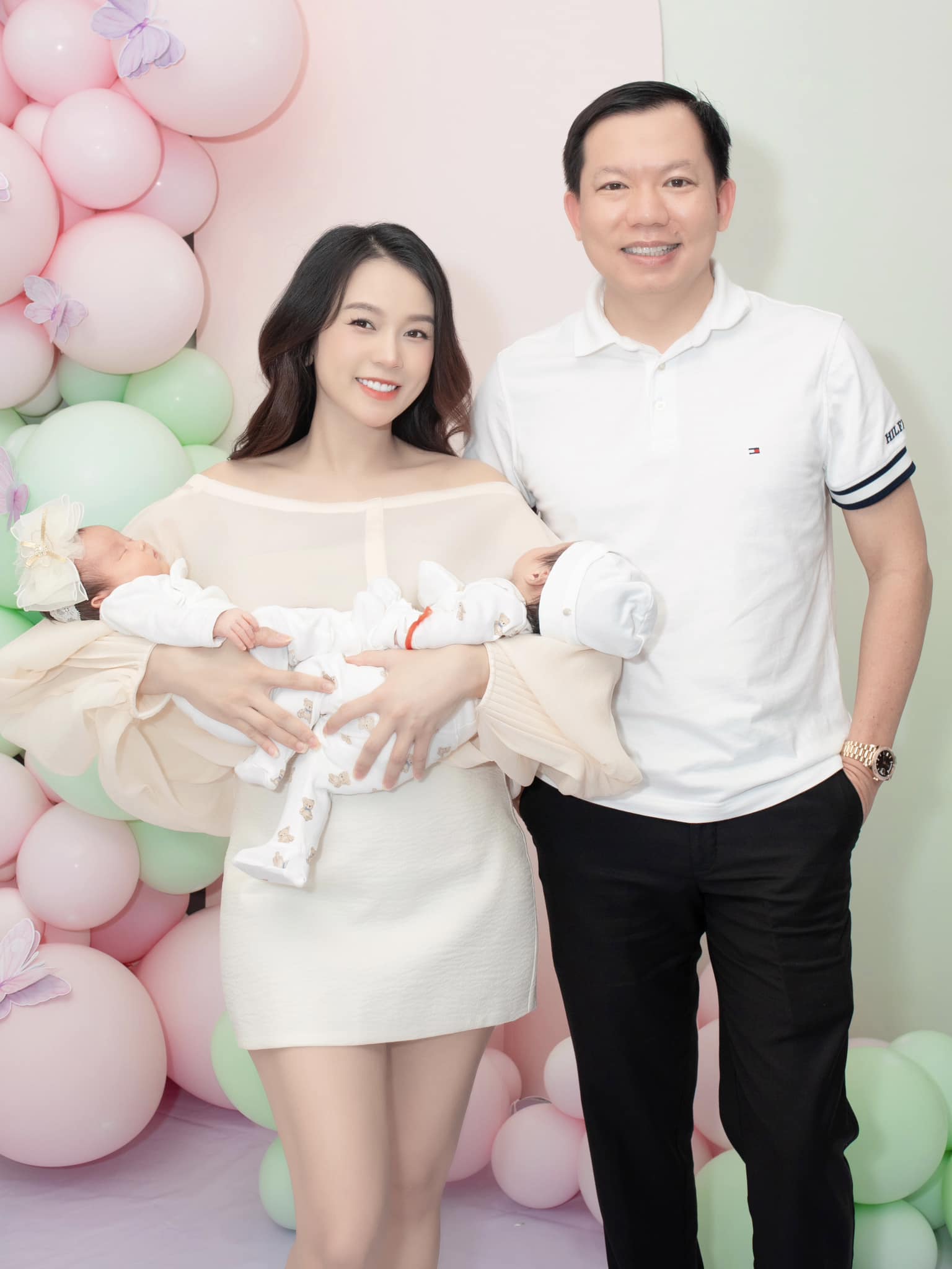 Sam tươi tắn bế 2 con chụp ảnh kỷ niệm cùng bác sĩ Thịnh - người hỗ trợ cô làm IVF.