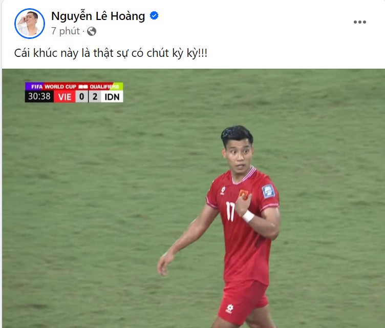 Nghệ sĩ hài Hoàng Mèo đăng ảnh chụp màn hình trận đấu thời điểm tỷ số 2-0. Anh cho biết: Khúc này thật sự có chút kỳ kỳ.