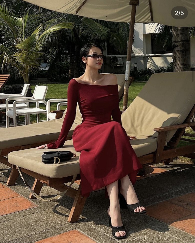 Lựa chọn một chiếc váy màu đỏ rượu trễ vai làm tôn lên bờ vai thanh mảnh, Phương Khánh trông vừa thanh lịch lại vô cùng quyến rũ.