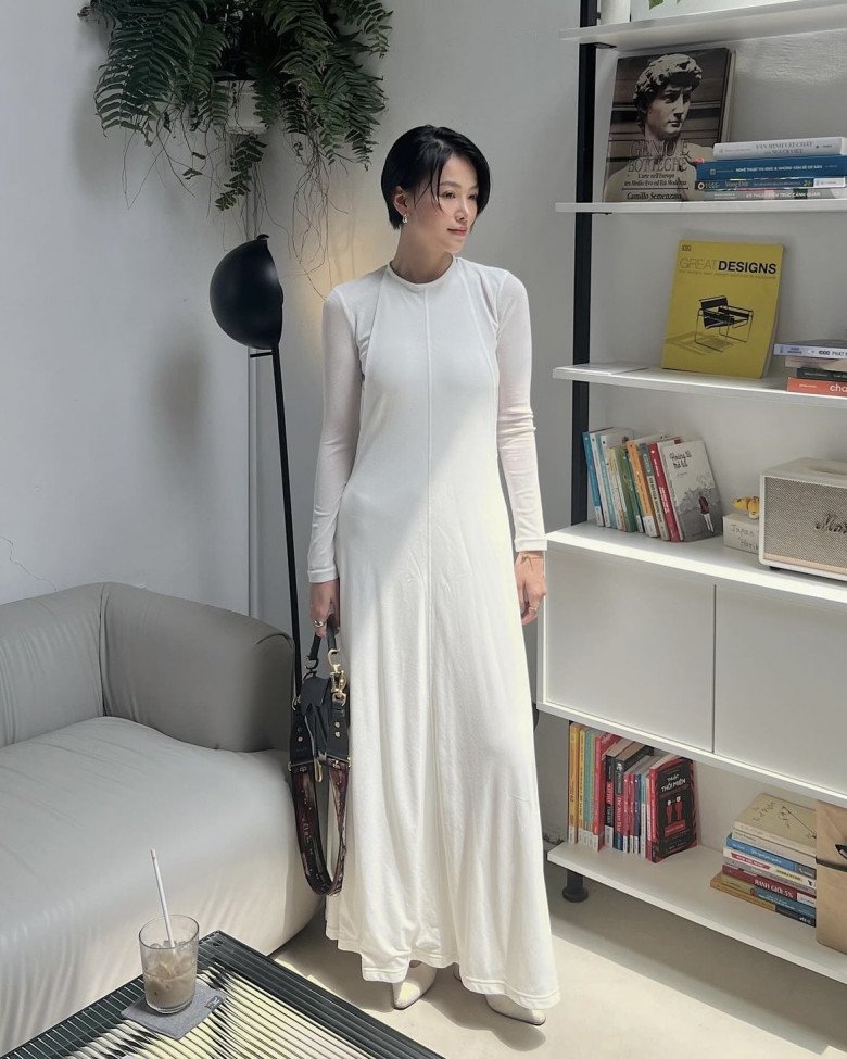 Để làm nổi bật mái tóc, Phương Khánh lựa chọn váy suông màu trắng đơn giản, đầy tinh tế. 