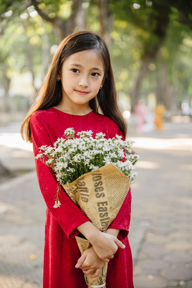 Thời trang mẹ con sao Việt: Hoa hậu Hà Kiều Anh và con gái mỗi lần xuất hiện là gây thương nhớ - 2