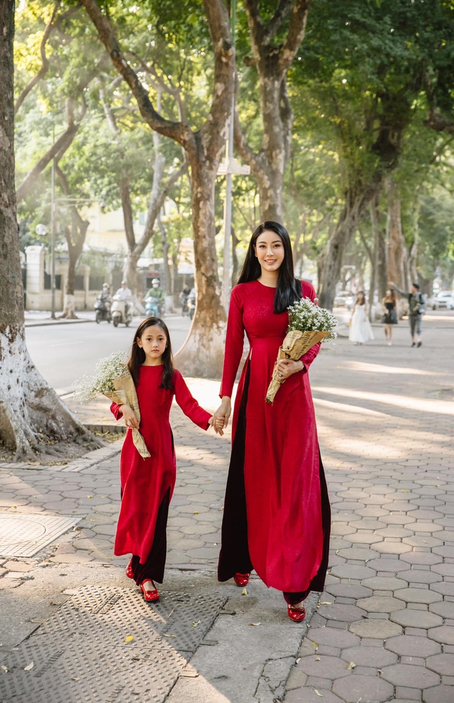 Thời trang mẹ con sao Việt: Hoa hậu Hà Kiều Anh và con gái mỗi lần xuất hiện là gây thương nhớ - 1