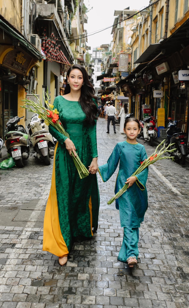 Thời trang mẹ con sao Việt: Hoa hậu Hà Kiều Anh và con gái mỗi lần xuất hiện là gây thương nhớ - 4