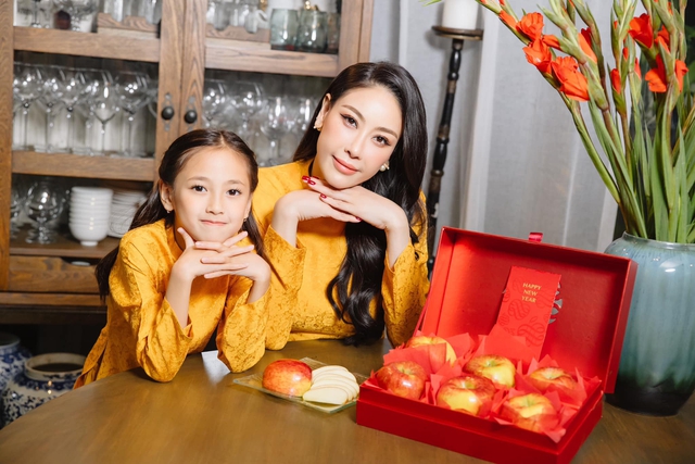 Thời trang mẹ con sao Việt: Hoa hậu Hà Kiều Anh và con gái mỗi lần xuất hiện là gây thương nhớ - 5