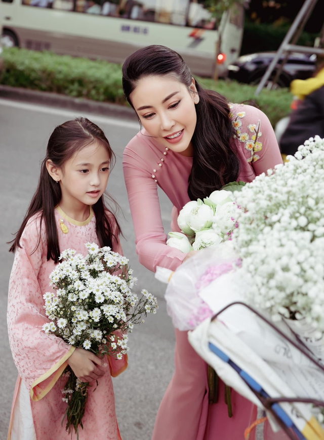 Thời trang mẹ con sao Việt: Hoa hậu Hà Kiều Anh và con gái mỗi lần xuất hiện là gây thương nhớ - 3