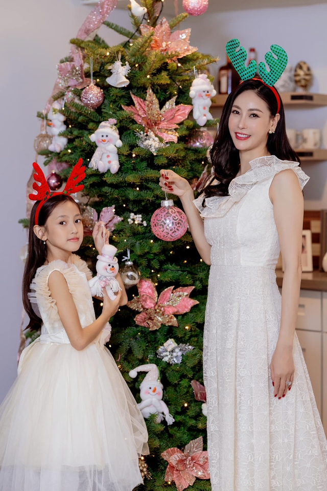 Thời trang mẹ con sao Việt: Hoa hậu Hà Kiều Anh và con gái mỗi lần xuất hiện là gây thương nhớ - 9