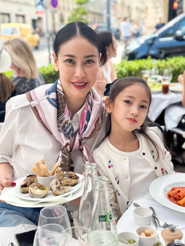 Thời trang mẹ con sao Việt: Hoa hậu Hà Kiều Anh và con gái mỗi lần xuất hiện là gây thương nhớ - 11